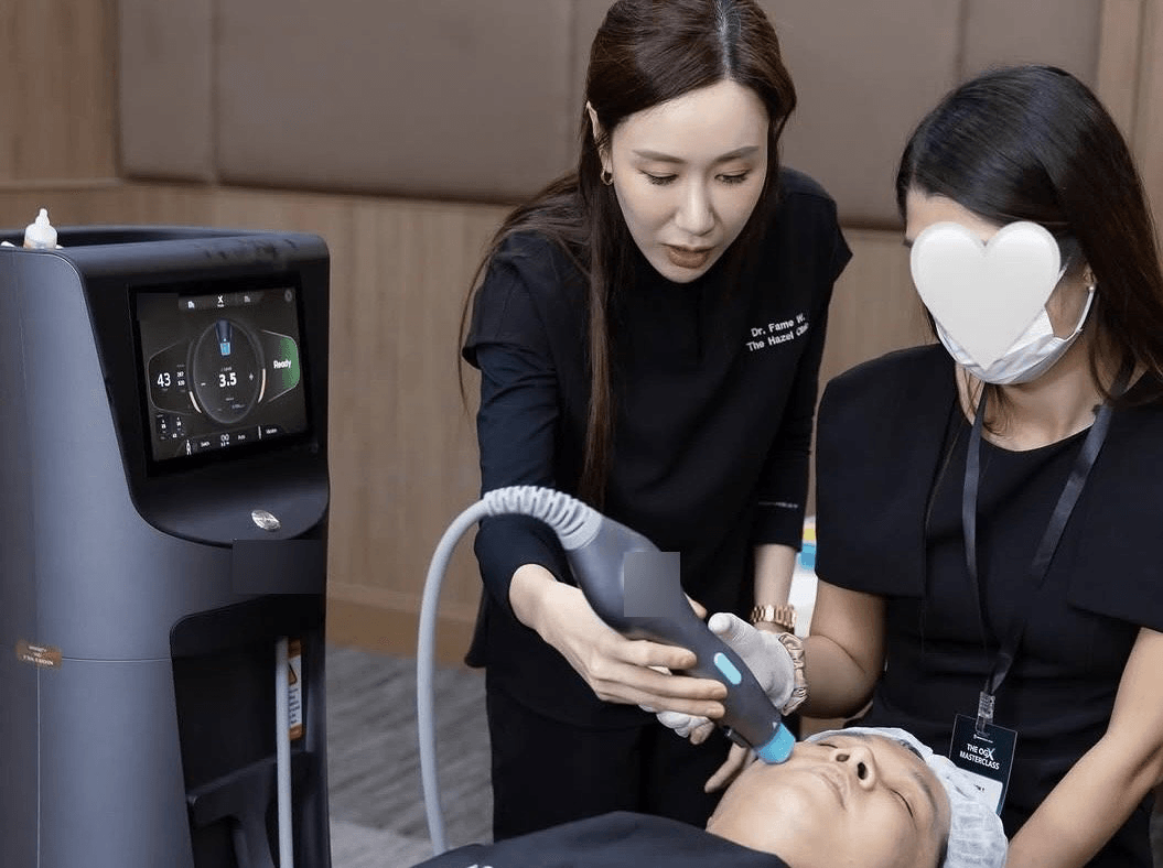 หมอเฟรม วิทยากรโปรแกรม Oligio X บรรยายให้แพทย์